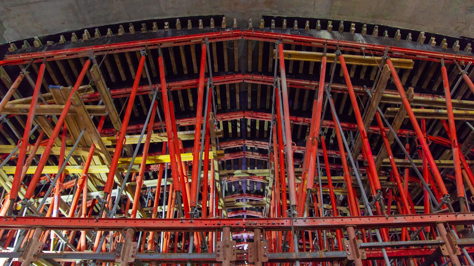 Опалубочные блоки соединялись между собой угловыми специальными вставками для придания жесткости всей конструкции. При перемещении опалубки вставки демонтировались и конструкция перетягивалась лебедками на следующую захватку.