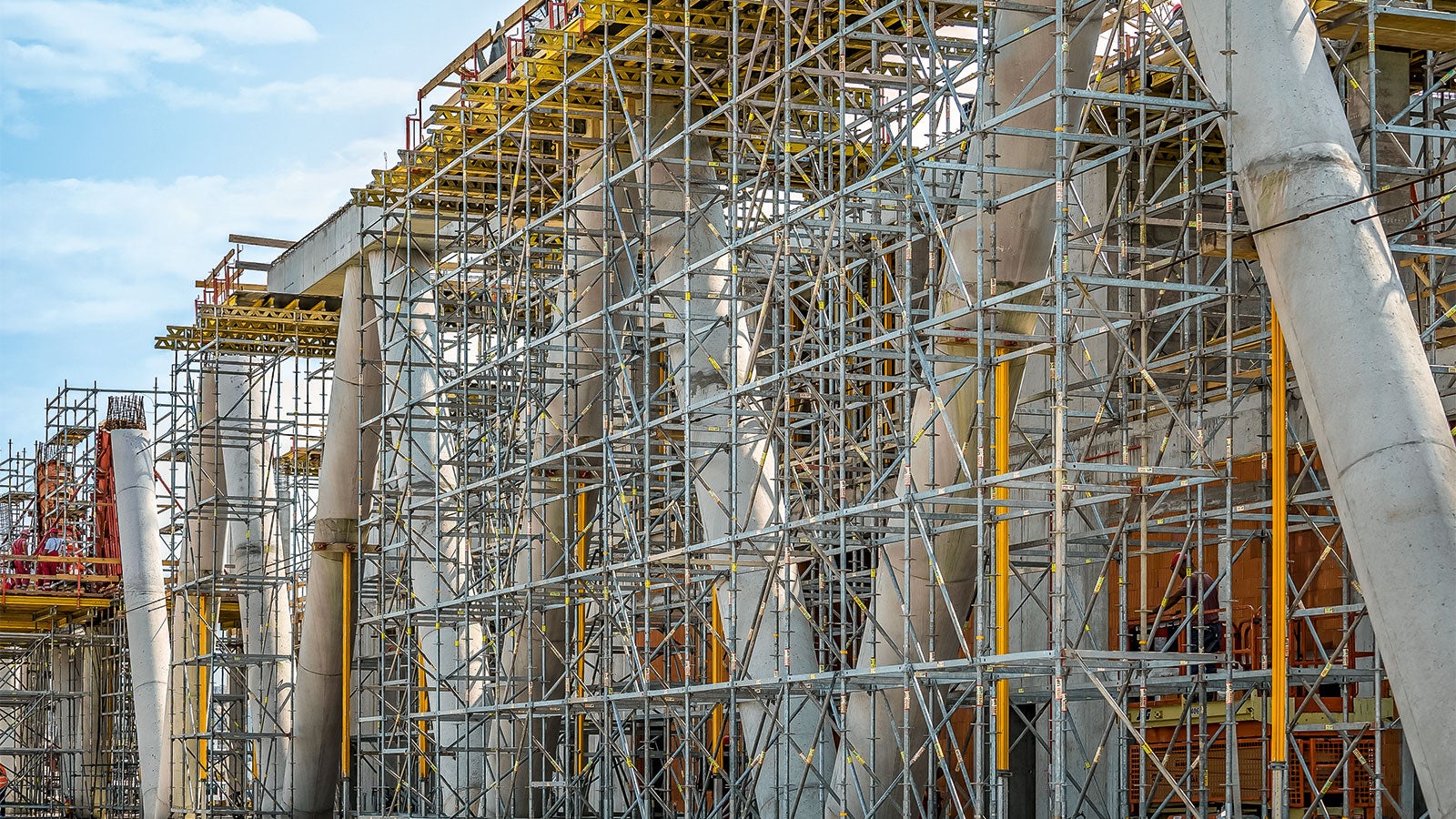 The V-shaped columns feature 60-degree inclinations and are connected at the heads by means of a reinforced concrete beam.