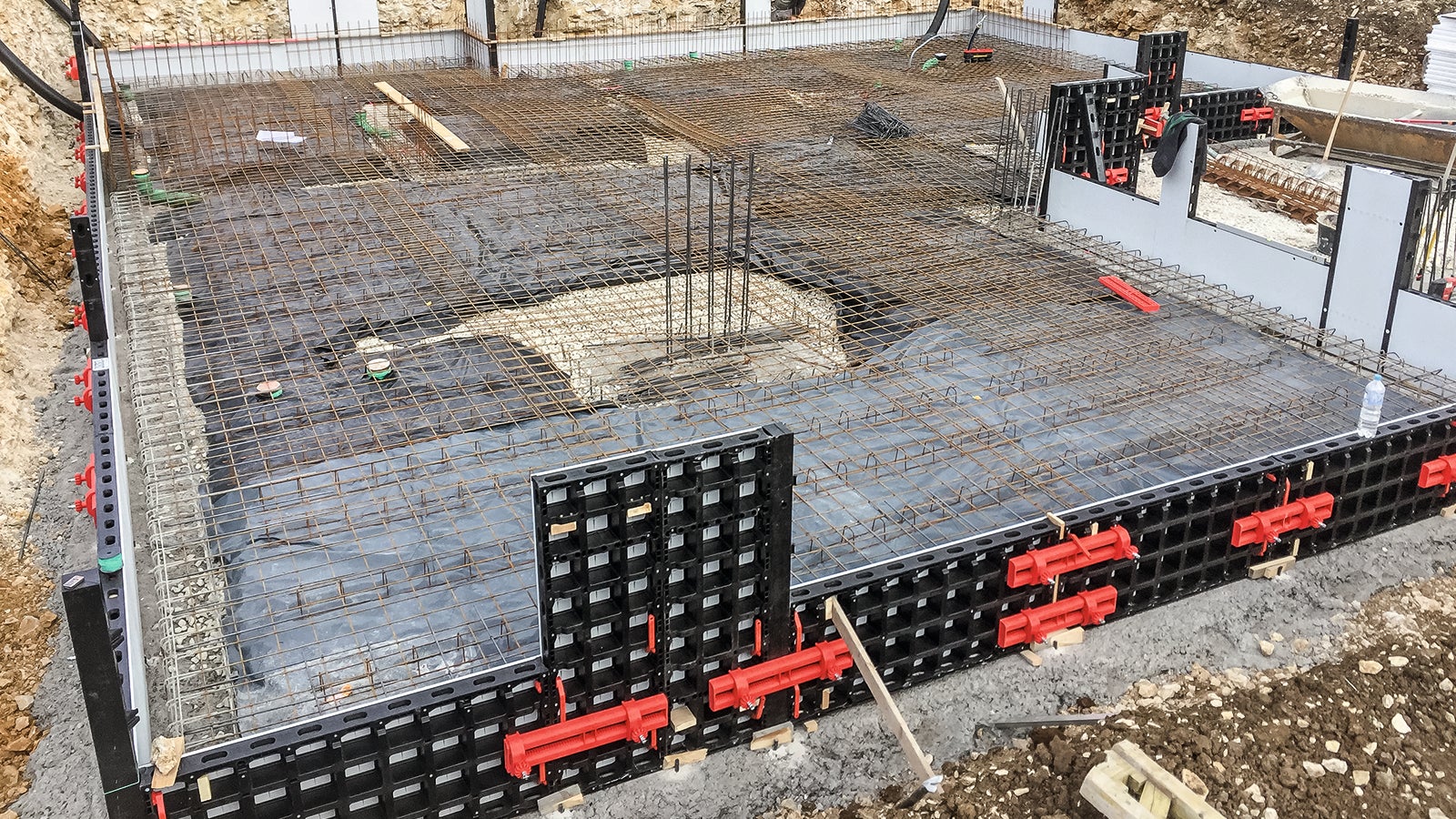 <p>In addition, DUO is ideal for forming foundations, especially when flexibility and speed are required. Thanks to their low weight and easy handling, DUO elements can be adjusted directly on the construction site and moved without a crane.</p><br/>