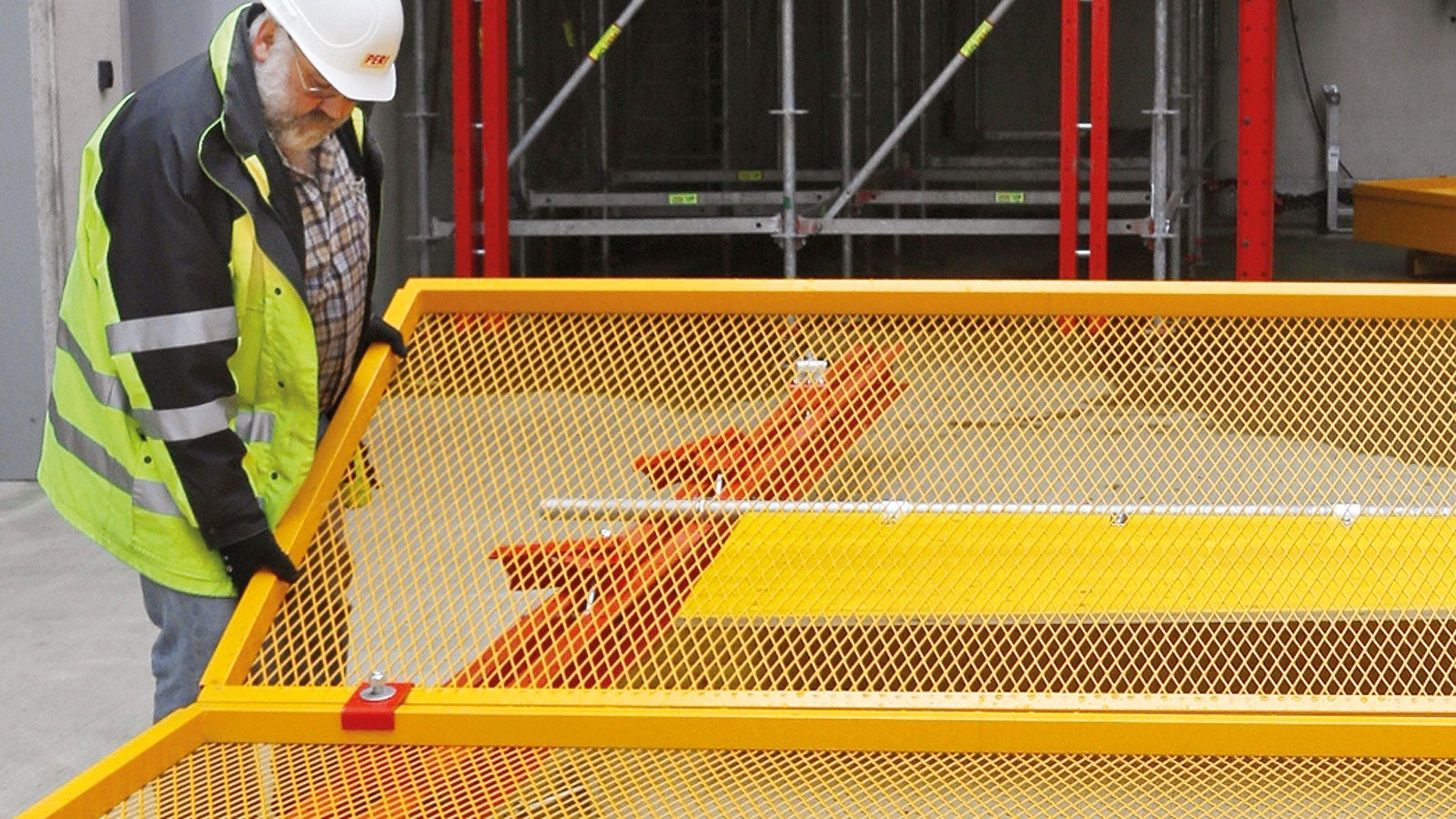 No crane is required for installing the lightweight mesh enclosure as the panels can be moved by hand.<br/>