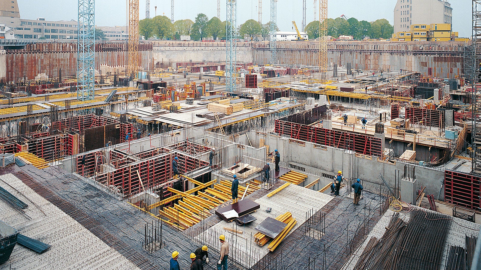 A short construction schedule required a formwork and scaffolding manufacturer who was able to provide the huge amounts of materials in a very short time.