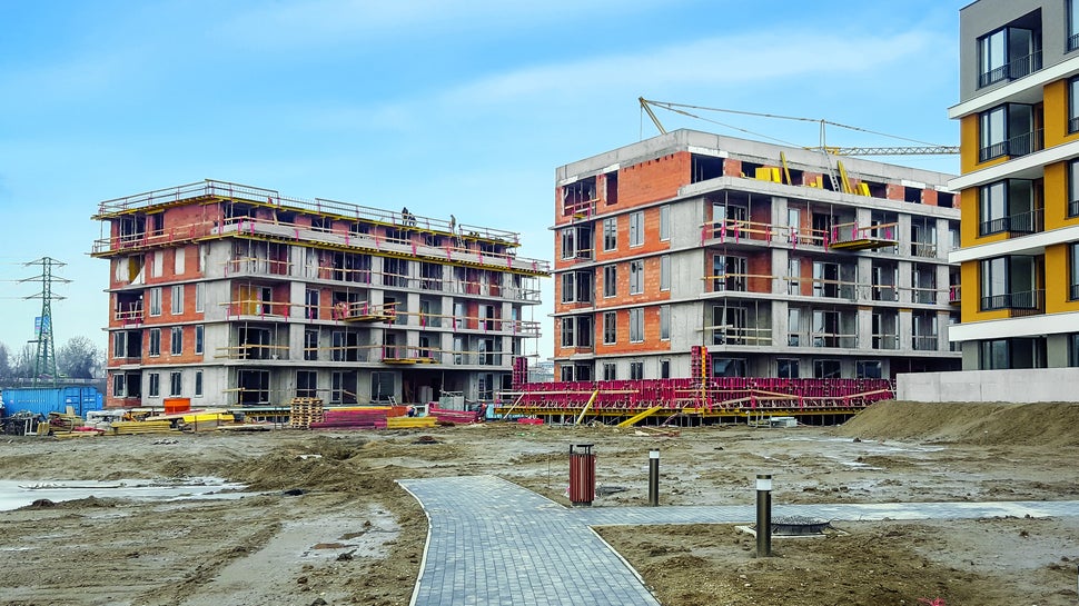 Výstavba Nového Ružinova je rozdelená do piatich etáp. V prvej a druhej etape prebieha výstavba štyroch podobných mestských víl s piatimi nadzemnými a jedným podzemným podlažím