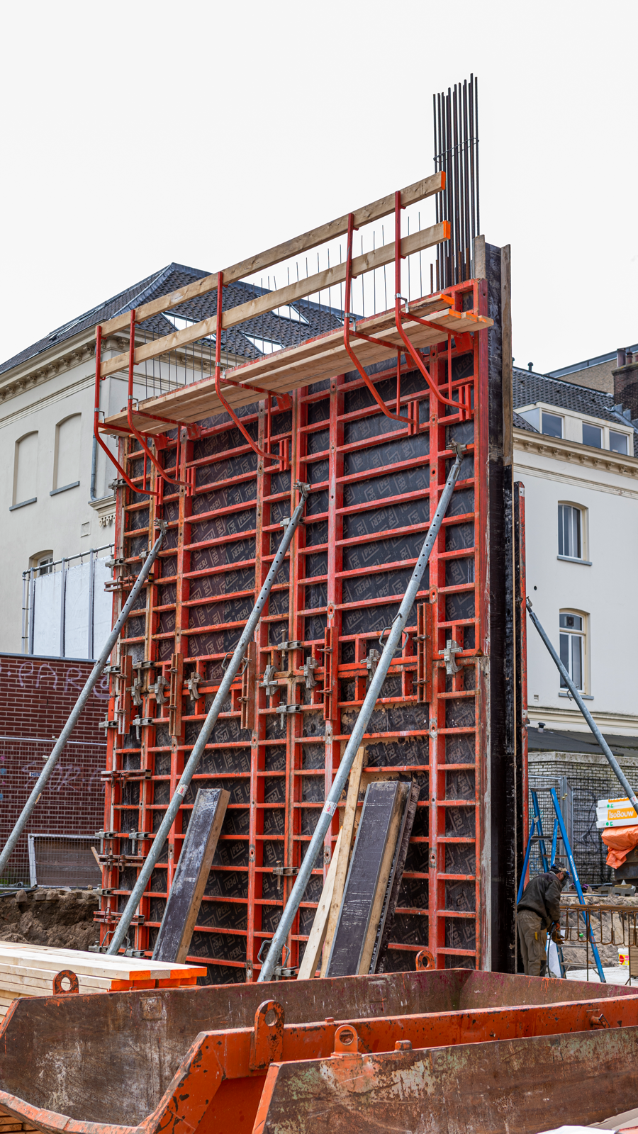 De stelkist TRIO wordt vakkundig geplaatst en geschoort.