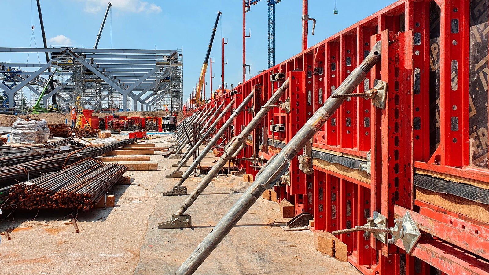 Lekkie deskowanie panelowe Domino z możliwością łączenia na gumach uszczelniających dla obstawek stropów w metodzie podstropowej.