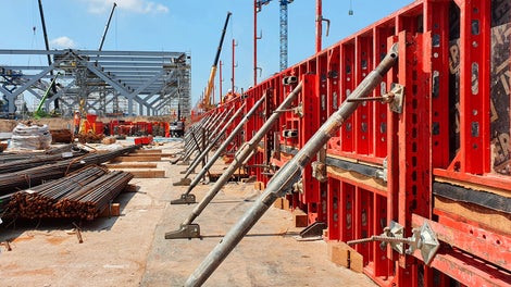 Lekkie deskowanie panelowe Domino z możliwością łączenia na gumach uszczelniających dla obstawek stropów w metodzie podstropowej.