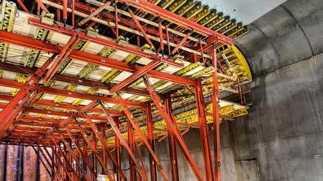 As far as possible, the PERI planning includes the use of standard system components. For the special shape of the arch, the team developes a project-specific formwork solution.