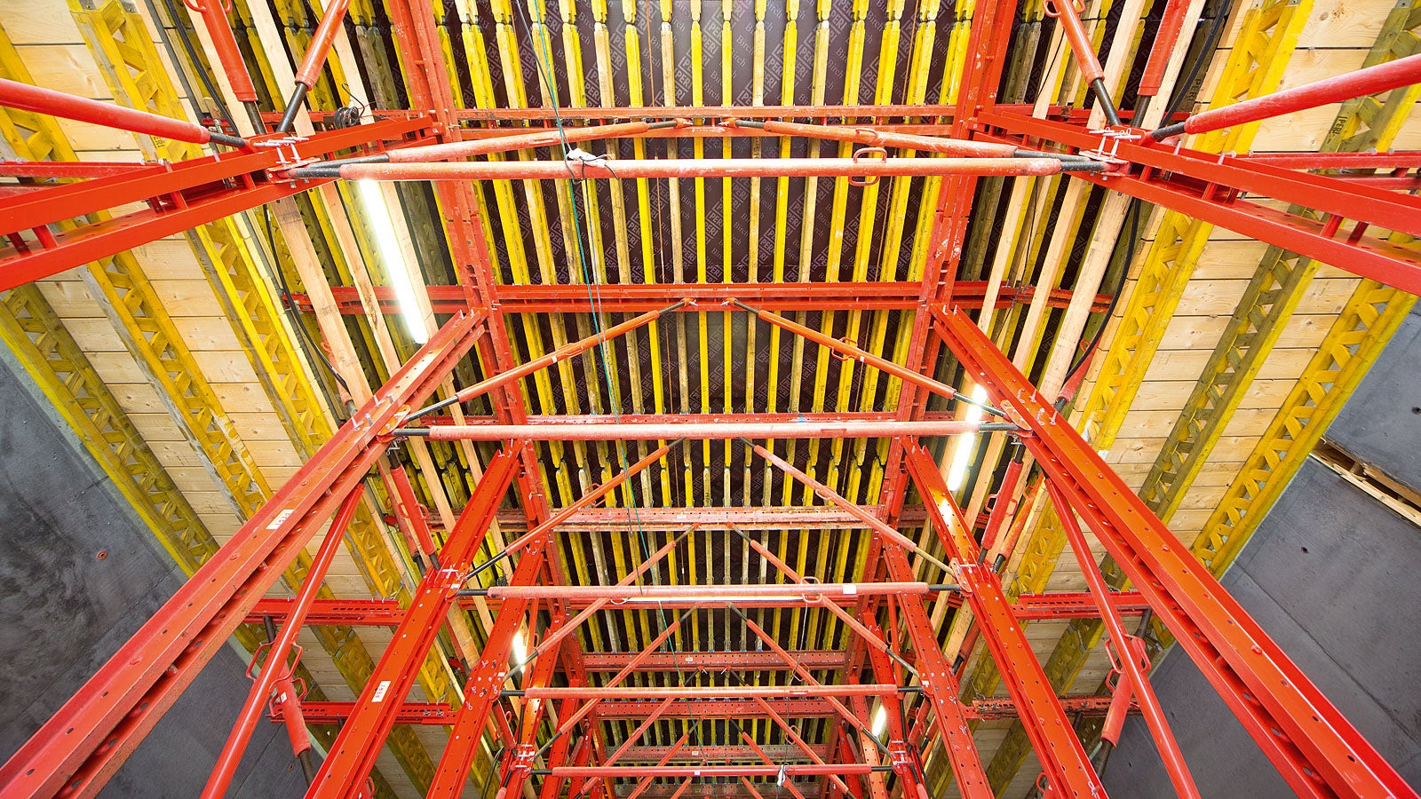 The formwork carriage has been designed so that trucks can pass through at any time without obstacles. Due to the cramped site conditions, an absolutely essential requirement for the execution.