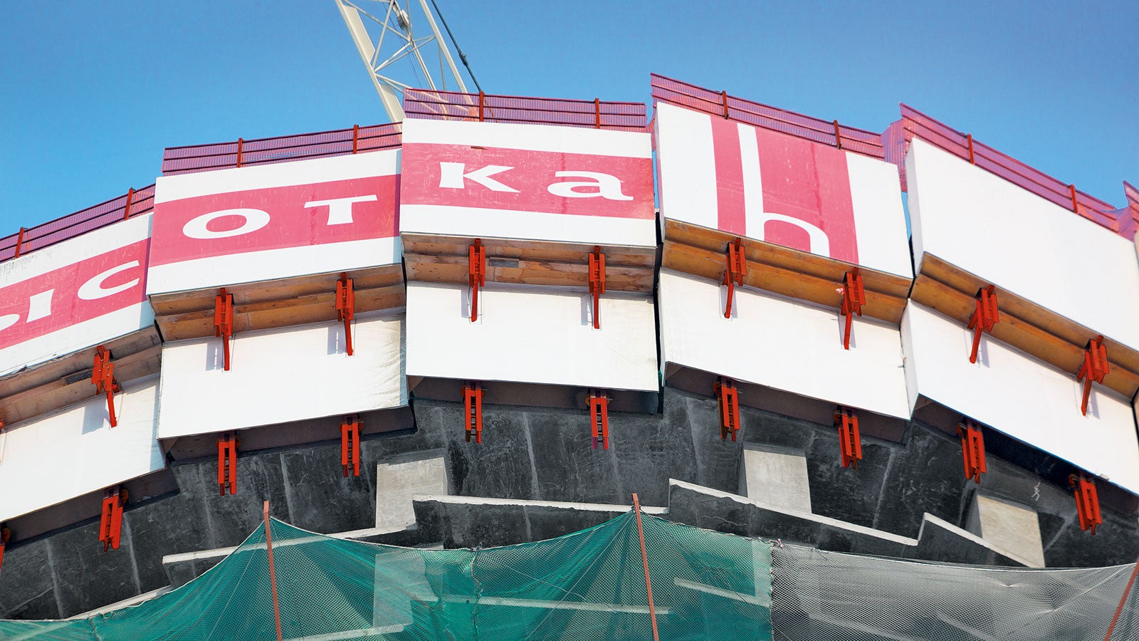 The RCS climbing protection panel completely encloses the building´s outer edges thus guarateeing safe working conditions for the construction team at all times.