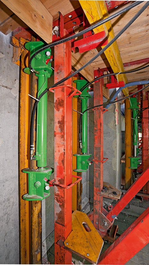 Siłowniki i agregaty hudrauliczne gwarantują prowadzenie robót niezależnie od pracy żurawia.