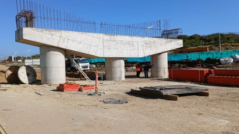 Viga Cabezal soportada con Torres de Apuntalamiento ST-100 y encofrada con sistema de encofrado LIWA