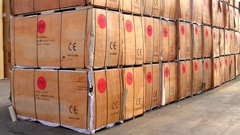 PERI:n vanerivarasto Bremerhavenissa, Saksassa