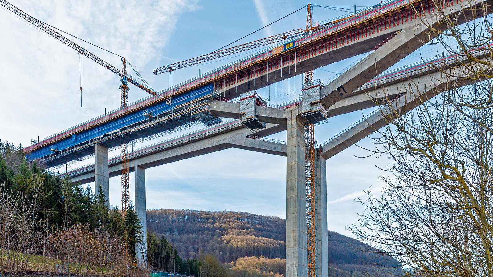 Die Kombinierbarkeit der Baukastensysteme VARIOKIT und PERI UP erlaubte maßgeschneiderte Projektlösungen für die Gesimskappenherstellung sowie die Nachbearbeitung des Überbaus und der Schrägpfeiler oberhalb des Y-Pfeilerkopfs.