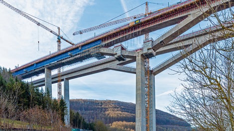 Die Kombinierbarkeit der Baukastensysteme VARIOKIT und PERI UP erlaubte maßgeschneiderte Projektlösungen für die Gesimskappenherstellung sowie die Nachbearbeitung des Überbaus und der Schrägpfeiler oberhalb des Y-Pfeilerkopfs.