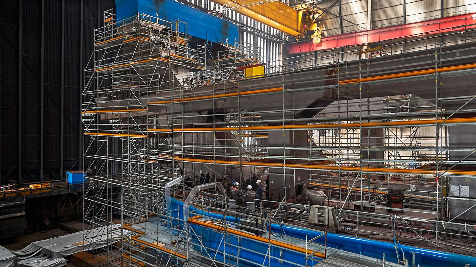 С помощью элементов системы лесов PERI UP Flex возможен монтаж рабочей подмости любой формы и размера. При замене нижних опорных элементов на колеса статичная платформа становится перекатной.