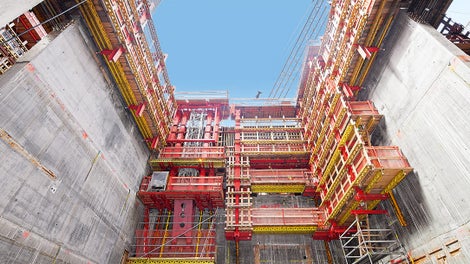 Бетонораспределительная стрела и лестницы доступа двигаются вверх вместе с самоподъемной системой ACS без помощи крана.