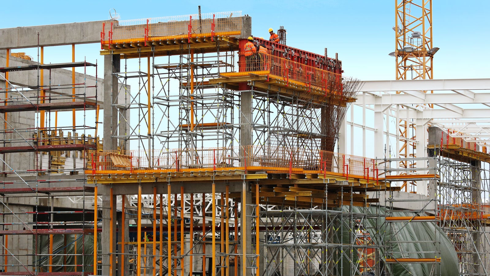 Centrum Handlowe Janki - przykład deskowania belek obwodowych z wykorzystaniem systemu wież podporowych PERI UP