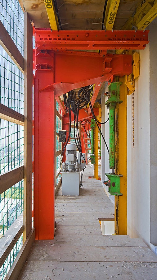 O processo de escalada não foi afetado pelo clima e ocorreu sem um guindaste usando as comprovadas unidades de escalada ACS 100.