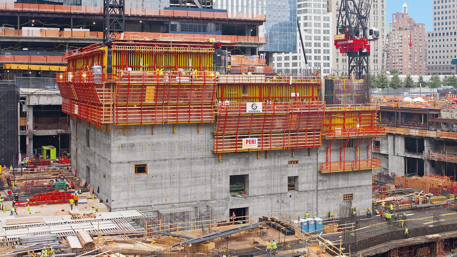 上图为浇筑47米x 43米核心筒的外墙，ACS R系统施工是完美的解决方案。