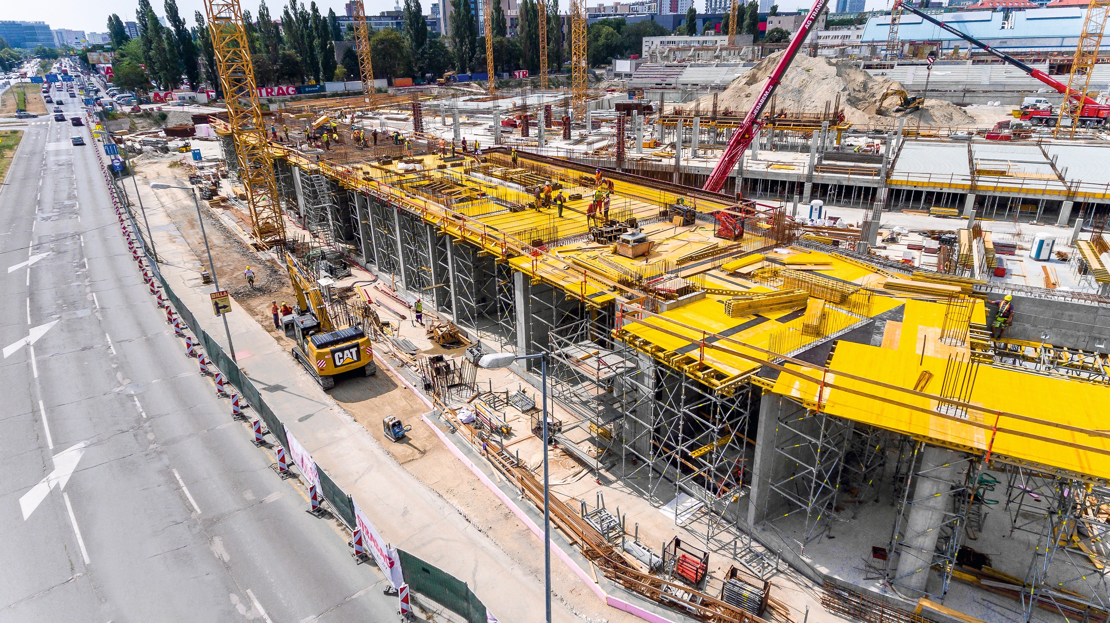 Na stavbu Národného futbalového štadióna bolo do konca júla 2017 spoločnosťou PERI dodaných viac ako 16 km priehradových nosníkov GT 24 a viac ako 4 km nosníkov VT 20, ktoré boli podopierané nosnou konštrukciou zo systému PERI UP Flex.