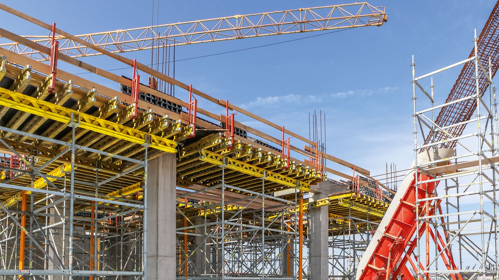 Using PERI SRS Circular Column Formwork, V-shaped columns with diameters up to 100 cm could be realized. The first 6 m high concreting section was supported by SRU Steel Walers and Heavy-Duty Spindles taken from the VARIOKIT Engineering Construction Kit.