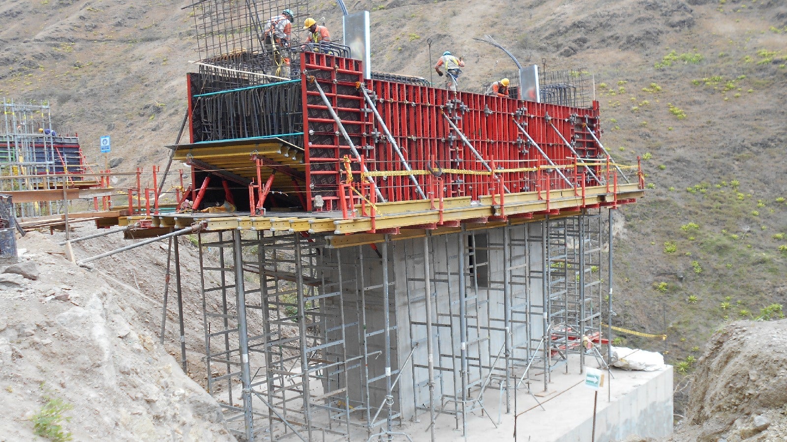 Los sistemas MULTIFLEX y VARIOKIT, se ajustan de manera simple a la geometría deseada.