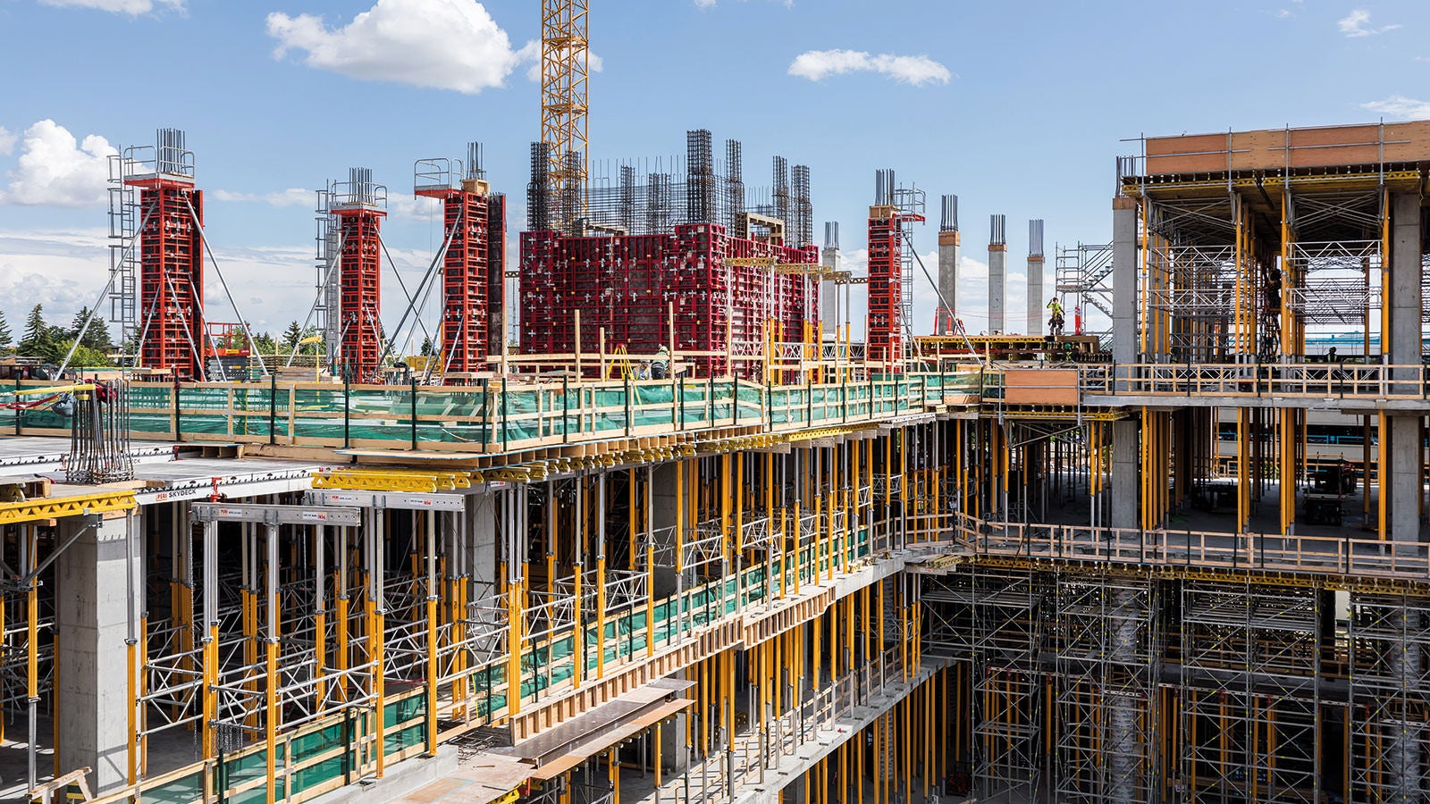 A total of 14 different, perfectly coordinated PERI system solutions are in use at the construction site of the Calgary Cancer Centre, providing support to the construction workers on site.