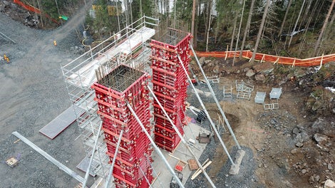 Koivusenojan ratasillan 14 m korkeat pilarit muotitettiin MAXIMO-järjestelmällä.