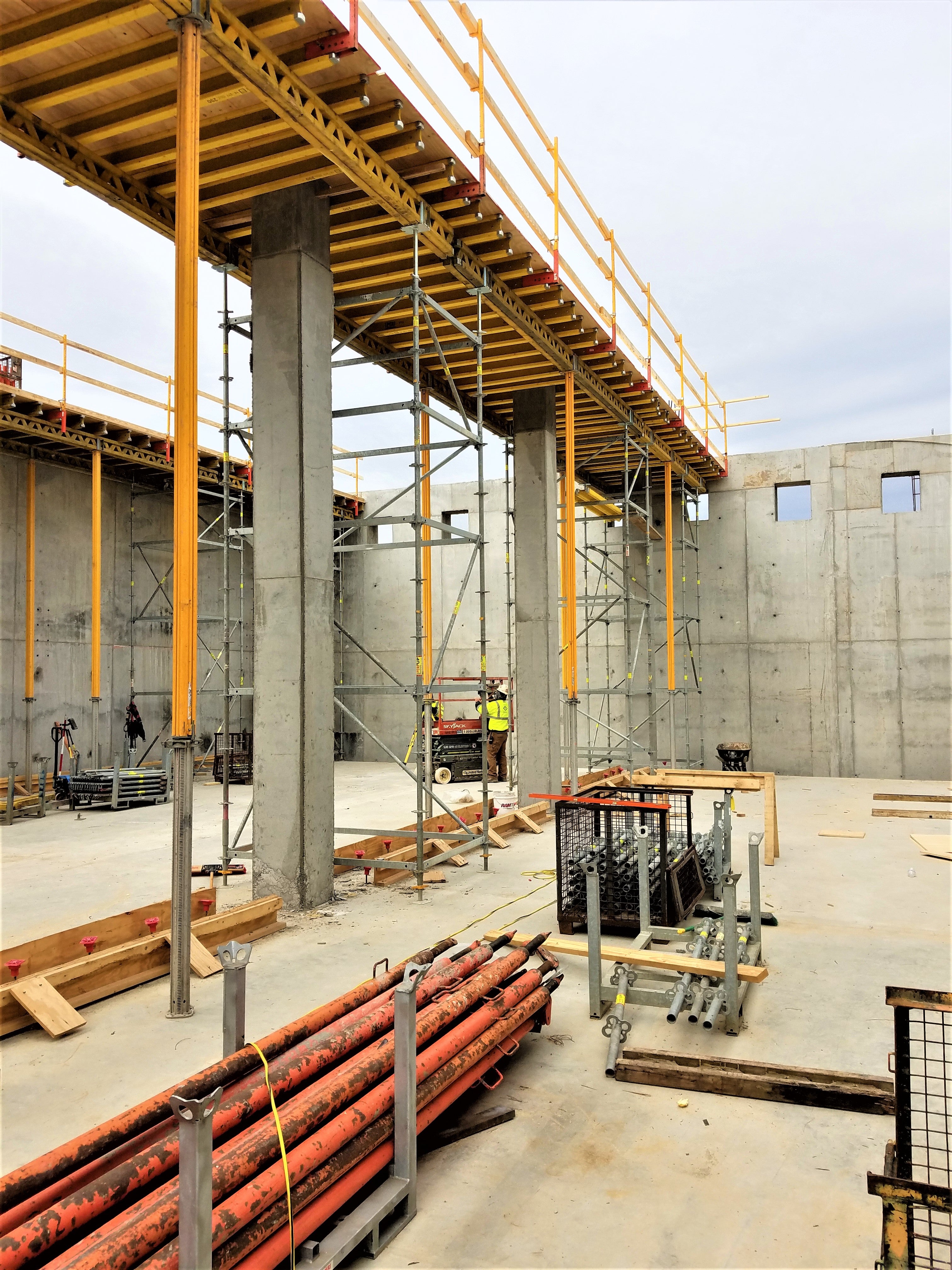 The walkway falsework was designed to allow the unbraced MULTIPROPS to be installed just before the pour, keeping the work area open and uncongested