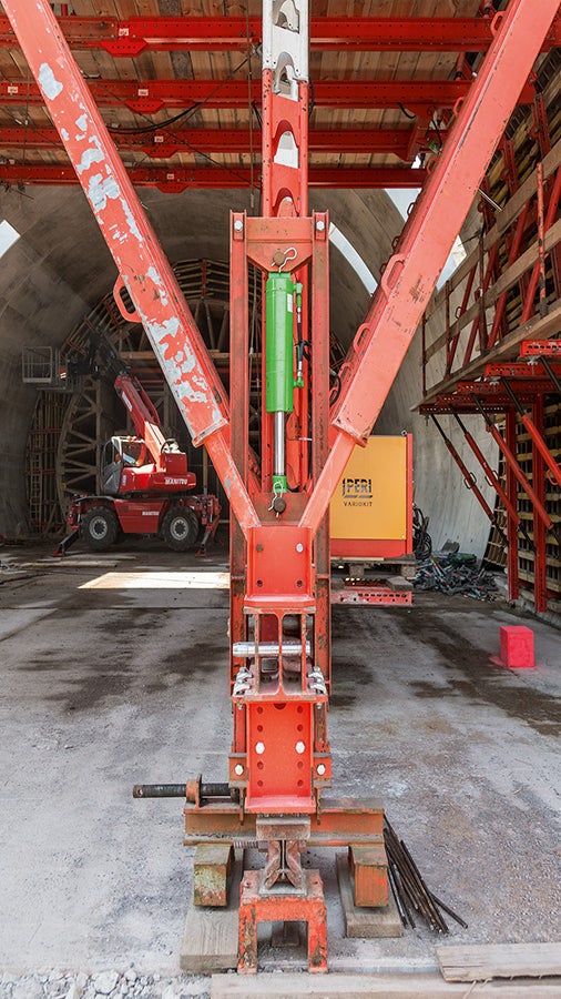 Mithilfe der Hub- und Absenkeinrichtung ließ sich der VARIOKIT Schalwagen hydraulisch in Betonierposition anheben und wieder absenken.