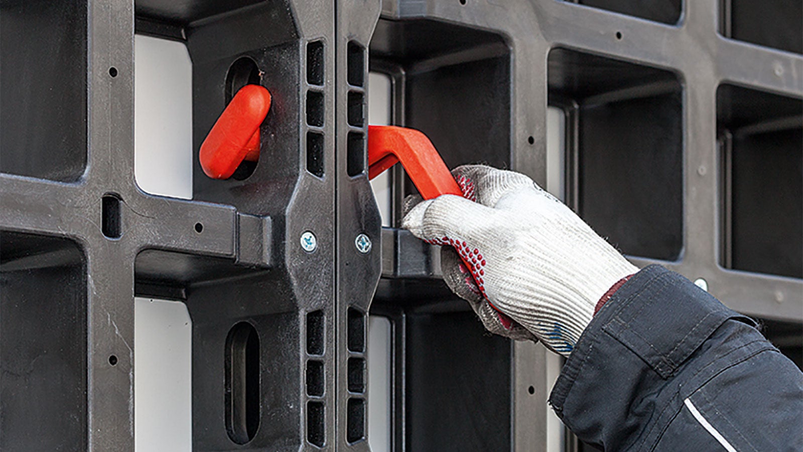 With the DUO, almost all work can be carried out without tools. Thus, the composite formwork is ideally suited for existing building redevelopment as assembly can take place without noise disturbance and without requiring a crane.