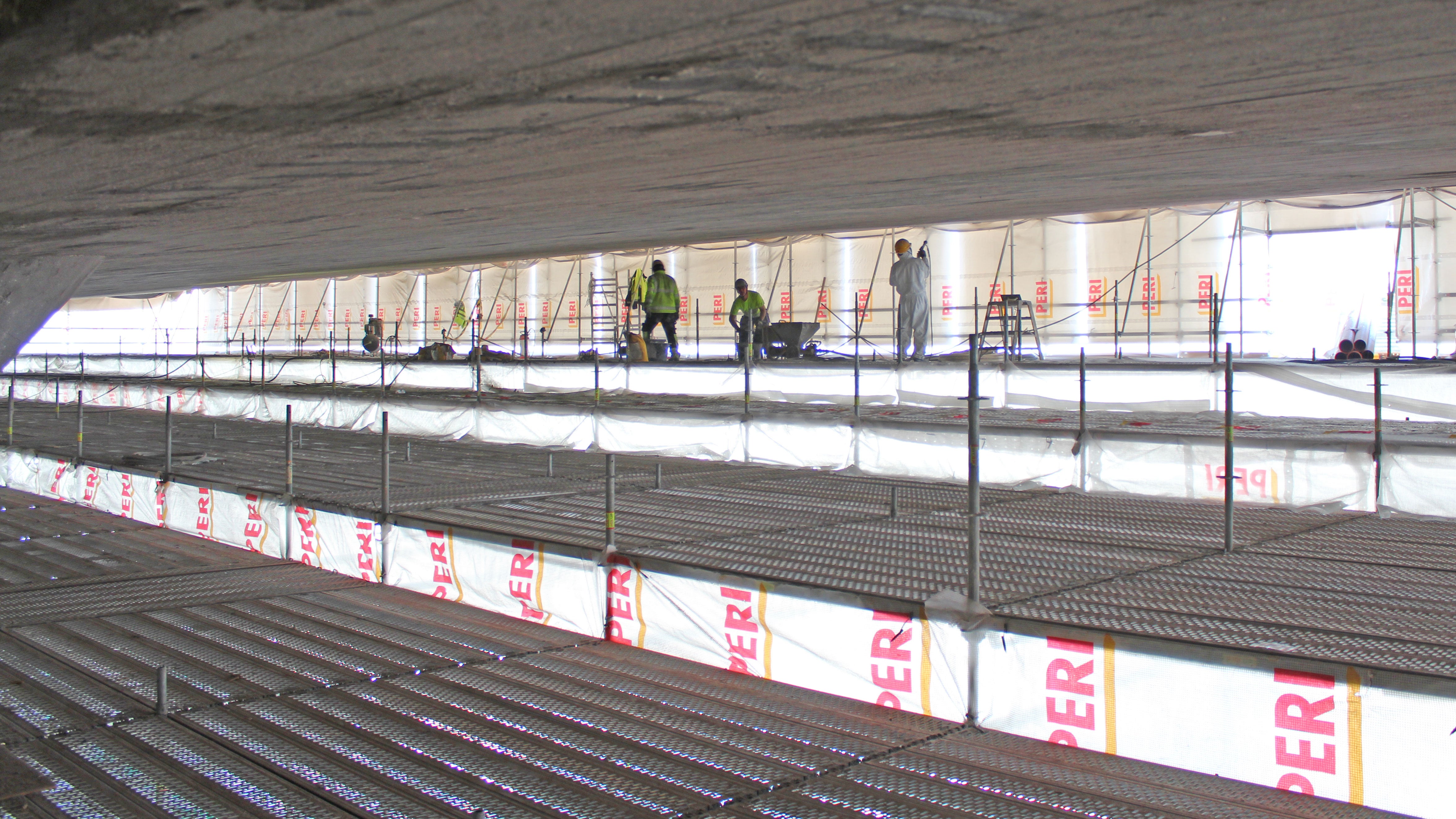 Pääkatsomon katto kunnostettiin massiiviselta telinetasolta käsin.<br/>