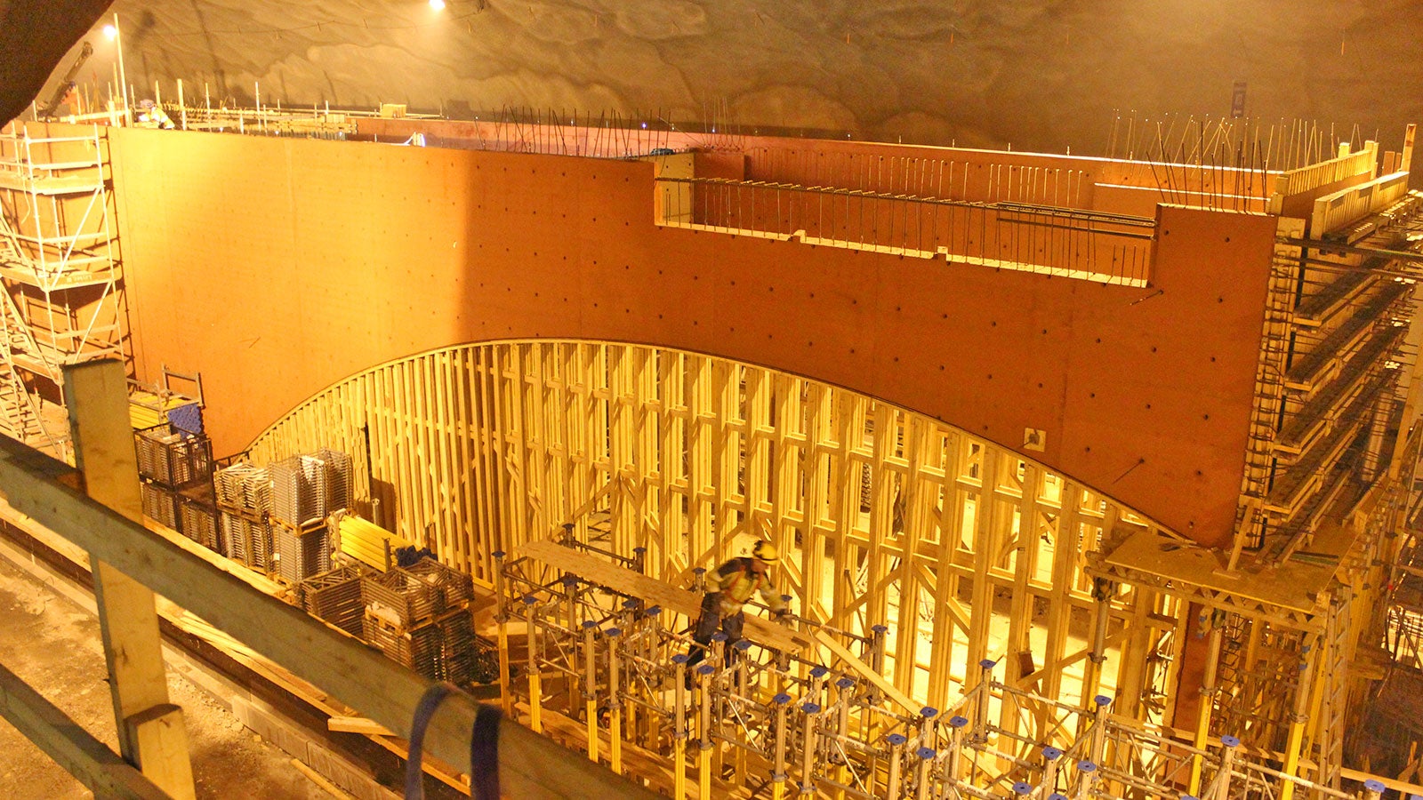 Aviapoliksen juna-asemasta valmistui arkkitehdin suunnittelema moderni kokonaisuus. 