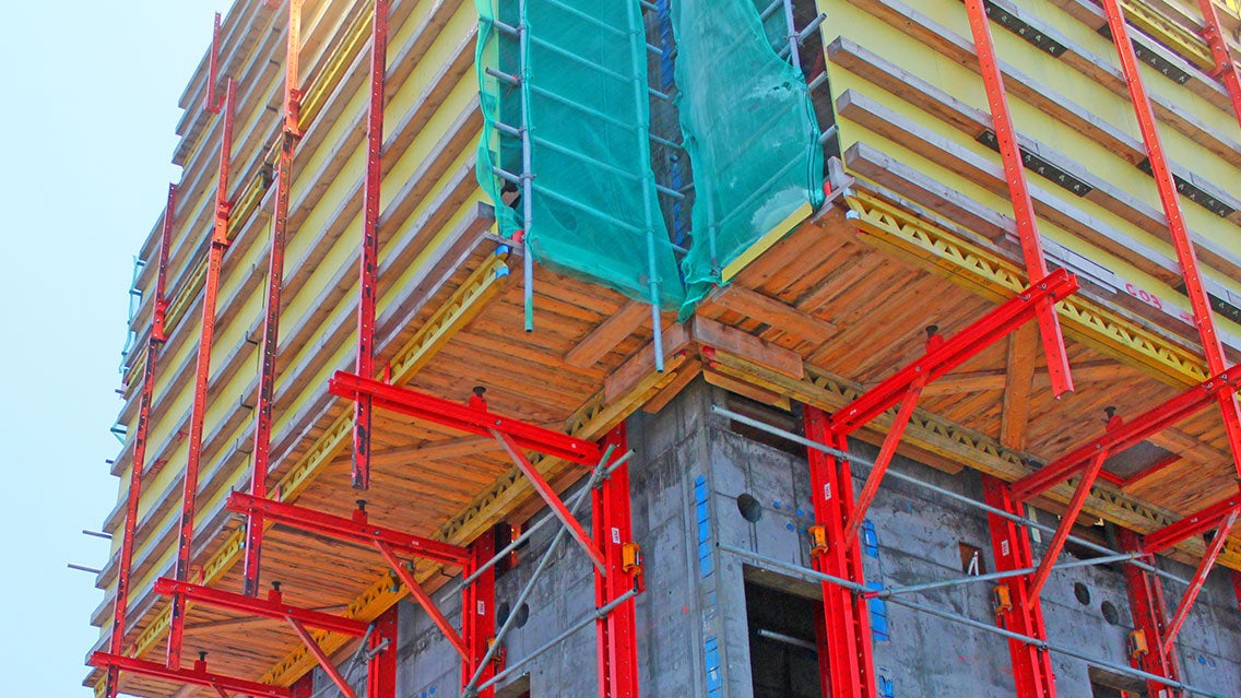 Kiipeävä RCS-suojaseinäjärjestelmä tasoineen Majakan hissikuilussa.