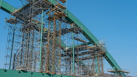 Vyvěšené lešení vně půdorysu mostu a přechod mezi etapami pomocí ULA 8,00 m.
