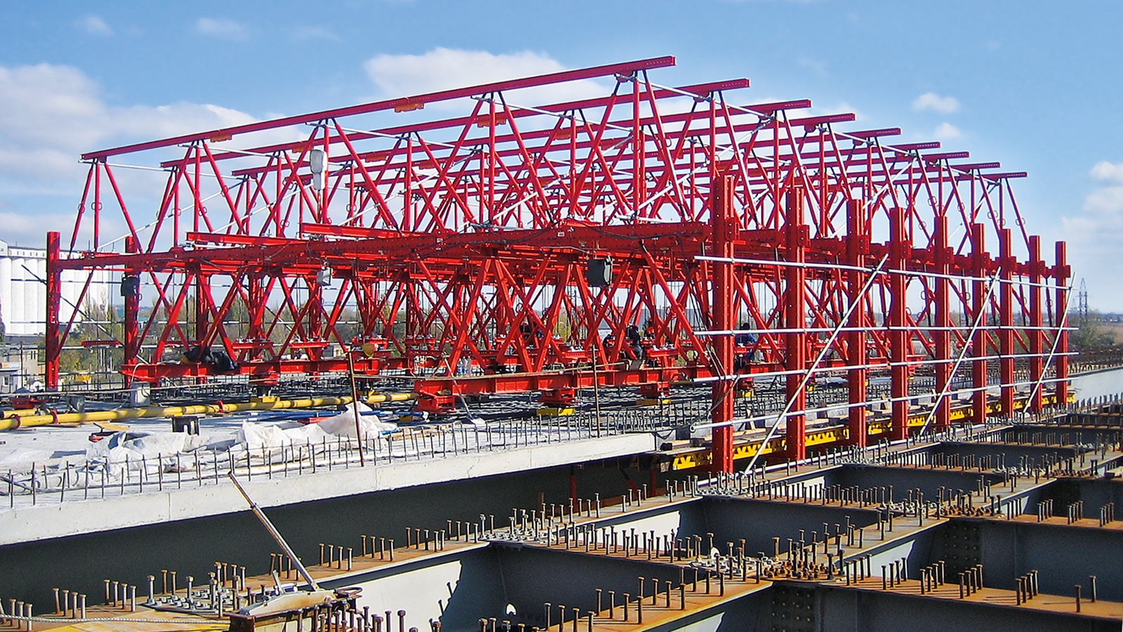 Внутренняя опалубка легко перемещалась на новую захватку с помощью грузовой тележки.