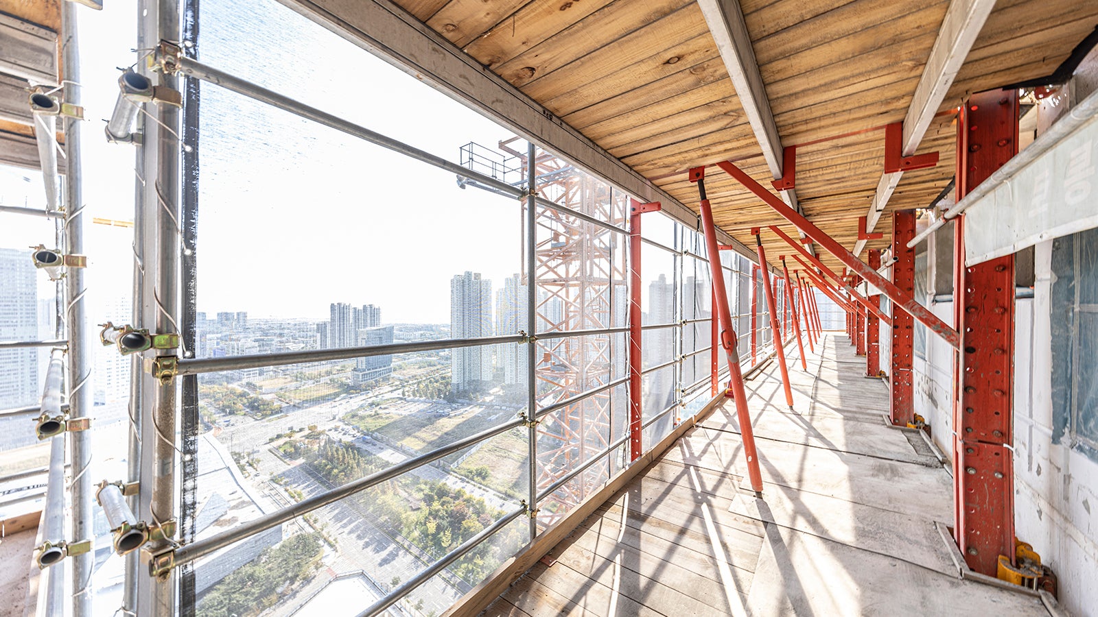 Durch das synchrone Klettern aller Plattformen sowie den Lastabtrag über den unteren Kletterabschnitt verkürzen sich die Kletterzyklen und damit auch die Bauzeit von Projekten. Darüber hinaus sorgen clevere Features wie die Totmannschaltung und ein Not-Aus-Schalter an jeder Plattform für ein innovatives Sicherheitskonzept.