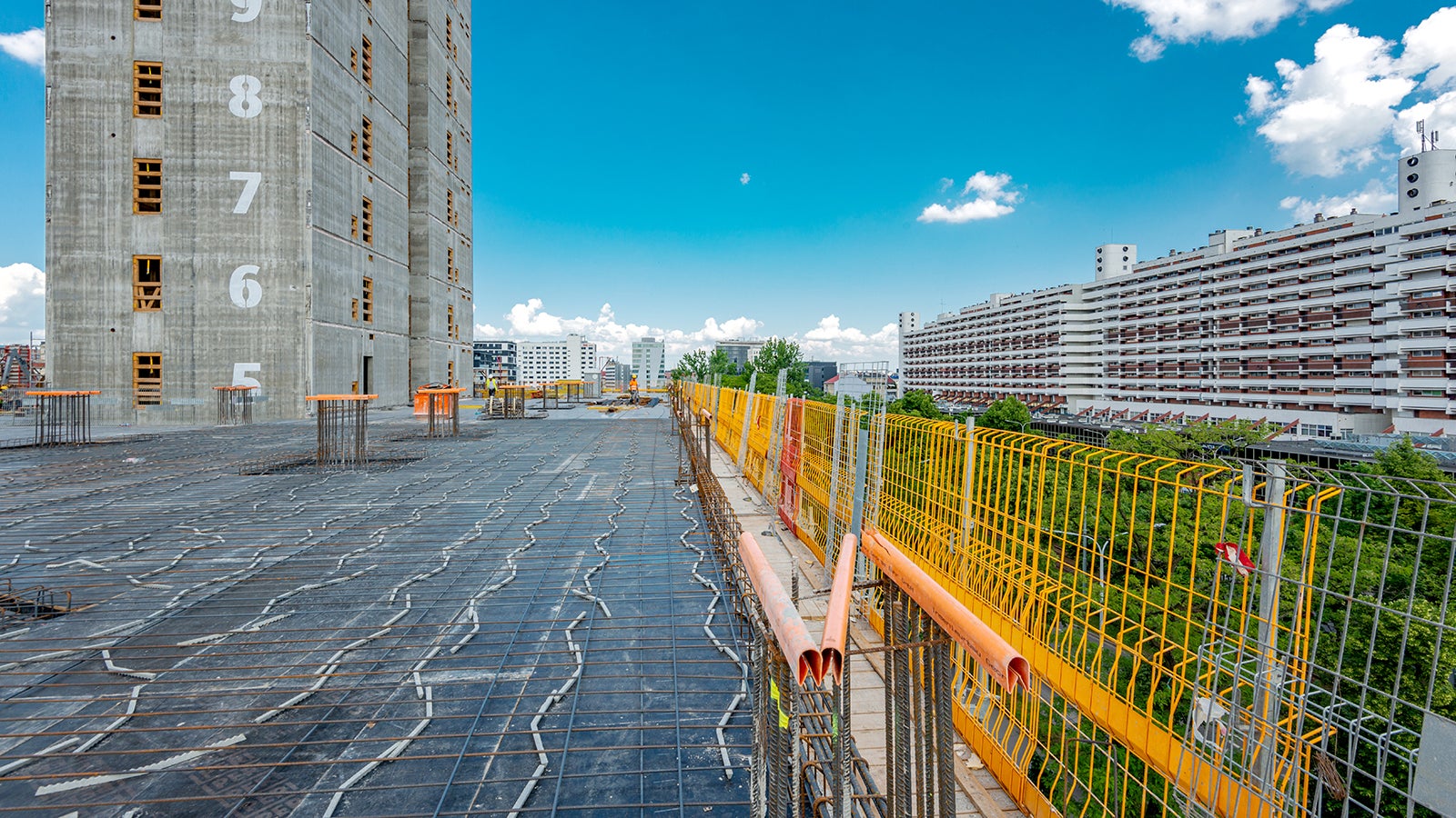 O najwyższy poziom bezpieczeństwa dbają sprawdzone rozwiązania w postaci systemu PERI PROKIT, który zabezpiecza każdą krawędź niezależnie od sposobu mocowania i potrzeb realizacji. 