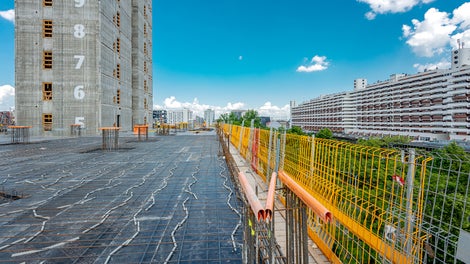 O najwyższy poziom bezpieczeństwa dbają sprawdzone rozwiązania w postaci systemu PERI PROKIT, który zabezpiecza każdą krawędź niezależnie od sposobu mocowania i potrzeb realizacji. 