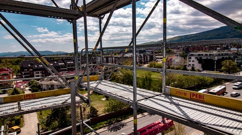 Интегрираната розетка и възможността за комбинация с модулно скеле позволява безопасно и лесно изпълнение на надлъжни конзолни изнасяния със стандартни елементи