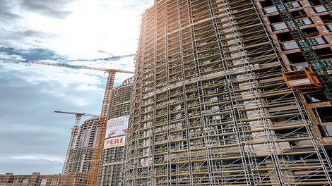 PERI UP Easy façade scaffolding was used in addition to PERI UP Flex falsework. <br/>(Photo: Penta Real Estate) <br/>