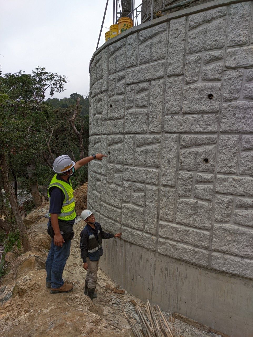 The curved retaining wall was built solely with just the DUO system.