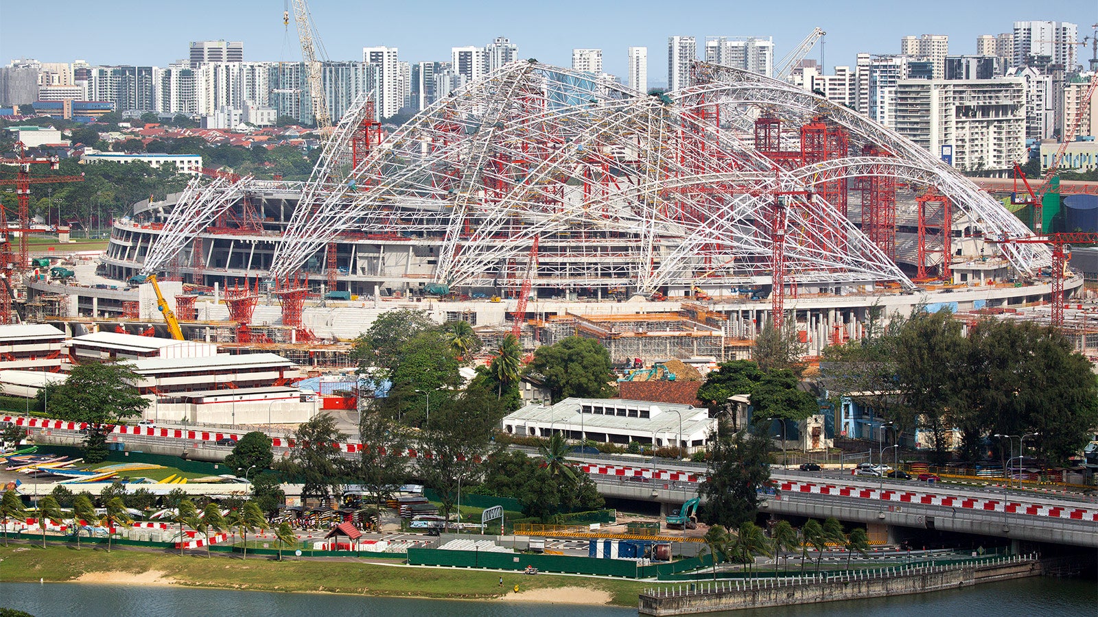 尽管顶棚结构尺寸巨大：跨度达312米，高80米，闭合屋顶仅需要20分钟，能够保证观众免受日晒雨淋。