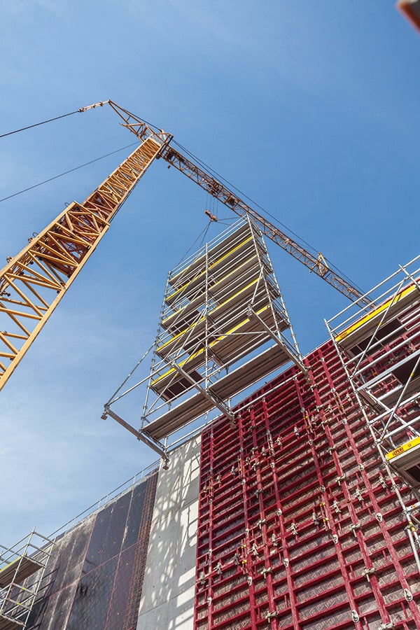 Due to the tension-proof connections, entire large-sized units can be moved by crane