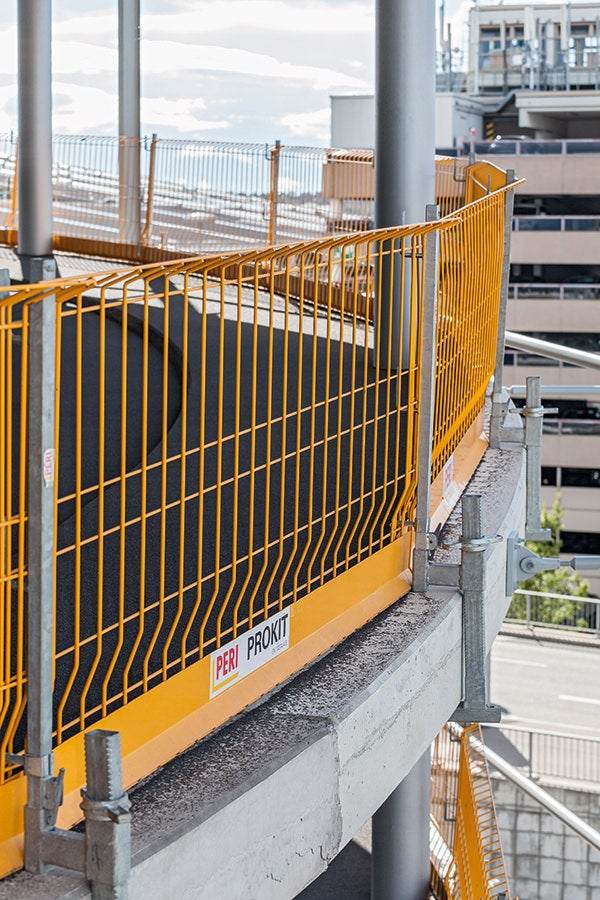 Die Unizwinge zur Aufnahme der Geländerpfosten hat einen Klemmbereich bis 45 cm.