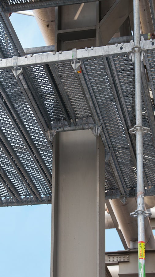 Flexibilität = Anpassungsfähigkeit = Sicherheit: Mithilfe weniger Systemteile lassen sich Gerüstfelder und Belagebenen nahezu beliebig unterteilen und damit Störstellen problemlos umbauen.