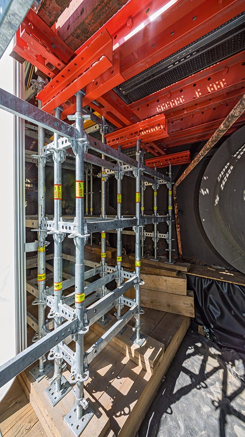 Systembauteile des VARIOKIT Ingenieurbaukastens ergänzten die Gerüstlösung dort, wo tragfähige Überbrückungskonstruktionen notwendig waren. Beide PERI Baukastensysteme – PERI&amp;nbsp;UP und VARIOKIT – basieren auf dem metrischen Grundraster und sind somit untereinander kompatibel.