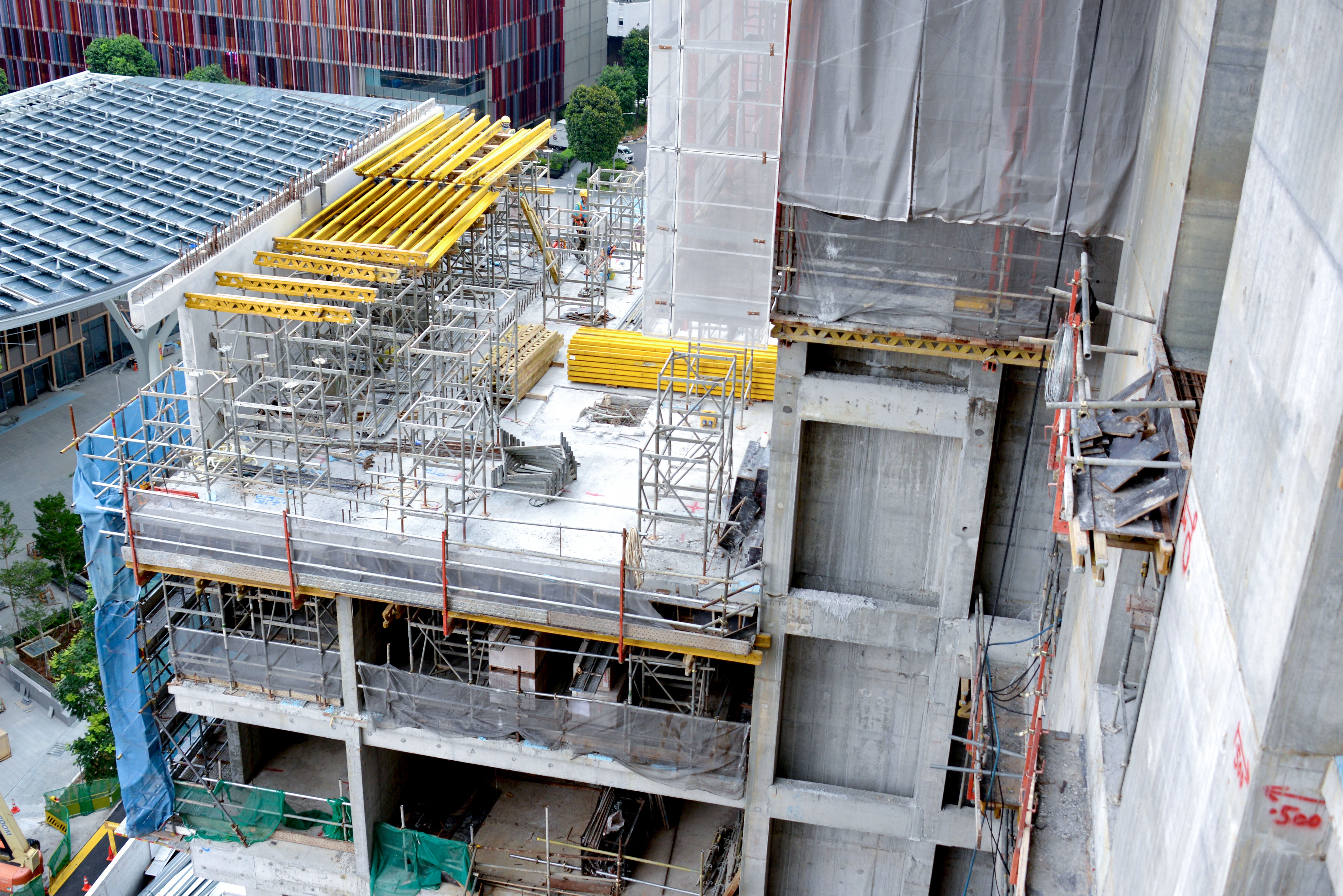 ST100 was efficiently assembled and used for slab works, enabling fast assembly and improved productivity