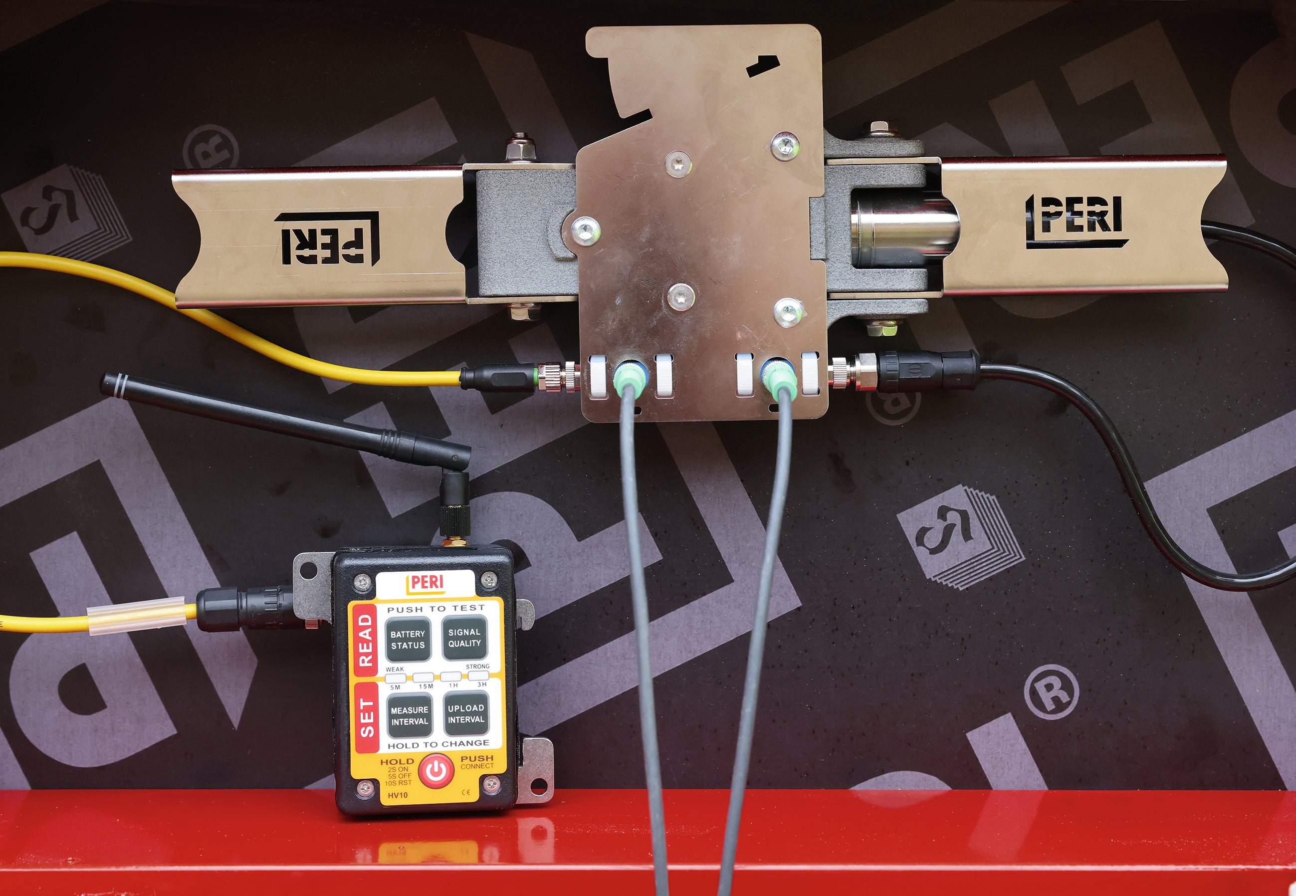 Grâce au PERI InSite Construction (ISC), PERI présente une gamme de capteurs qui complète de manière optimale les systèmes de coffrage courants. La technologie des capteurs entre en jeu exactement là où les travailleurs hautement qualifiés et de nombreuses années d'expérience en matière de bétonnage peuvent faire défaut. Elle permet de prendre des décisions éclairées sur le processus de bétonnage. 