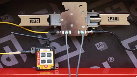 Grâce au PERI InSite Construction (ISC), PERI présente une gamme de capteurs qui complète de manière optimale les systèmes de coffrage courants. La technologie des capteurs entre en jeu exactement là où les travailleurs hautement qualifiés et de nombreuses années d&#039;expérience en matière de bétonnage peuvent faire défaut. Elle permet de prendre des décisions éclairées sur le processus de bétonnage. 