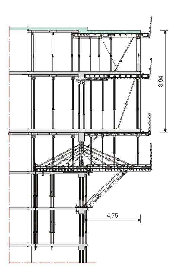 Die PERI Lösung für die auskragend herzustellenden Gebäudesegmente basierte auf VARIOKIT Tragwerkseinheiten, einer Druckabstützung mithilfe von MULTIPROP Alu-Stützen über alle Stockwerke hinweg sowie einer integrierten Zugabspannung im Gebäudeinnern in die drei darunterliegenden Geschossdecken.